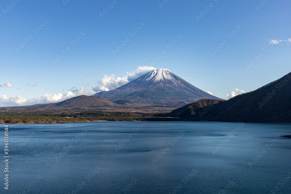 本栖湖湖畔から見た富士山