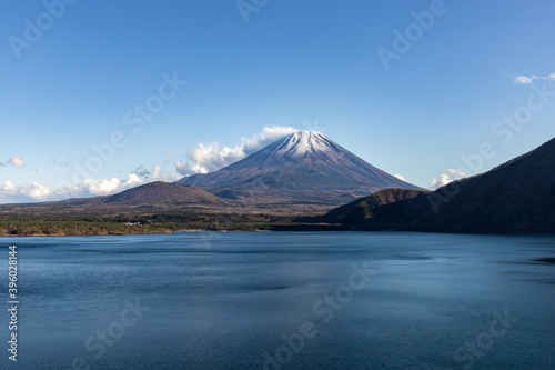 本栖湖湖畔から見た富士山
