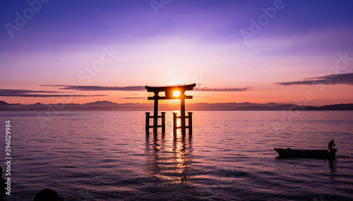 晩秋の琵琶湖　白髭神社　大鳥居から昇る朝日 © oben901