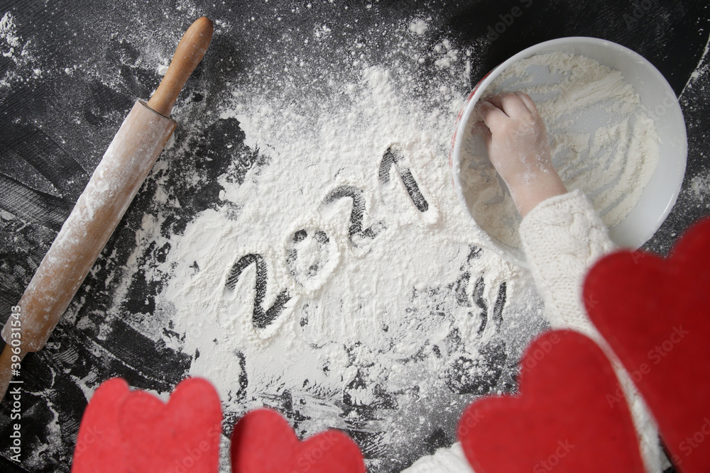 2021 written on flour on the table
 - obrazy, fototapety, plakaty 