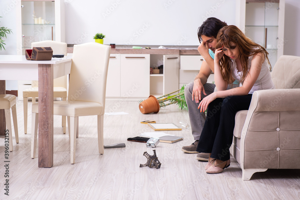 Ταπετσαρία Young couple found their house after burglary robbed by burglars