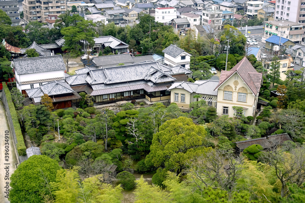 Fototapeta premium 天守閣から見下ろす日本庭園（福寿会館）／福山城公園（福山県福山市）