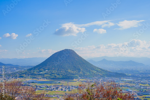 讃岐富士(飯野山)と町並み(香川県丸亀市、坂出市)