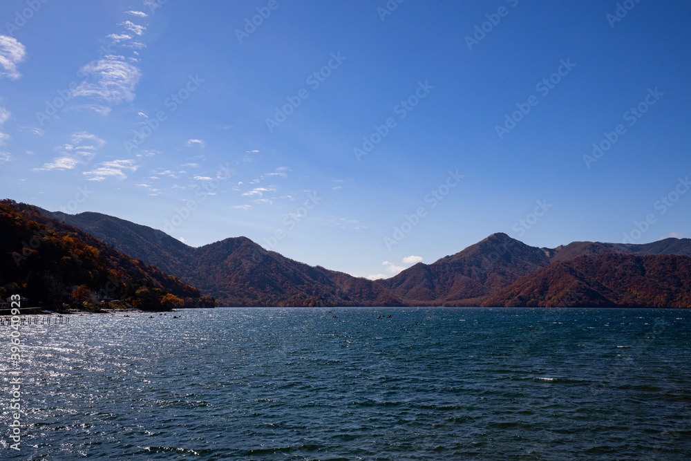 快晴の中禅寺湖の遠景