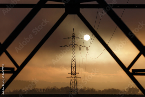 Unterhalb der Hochspannungsmasten