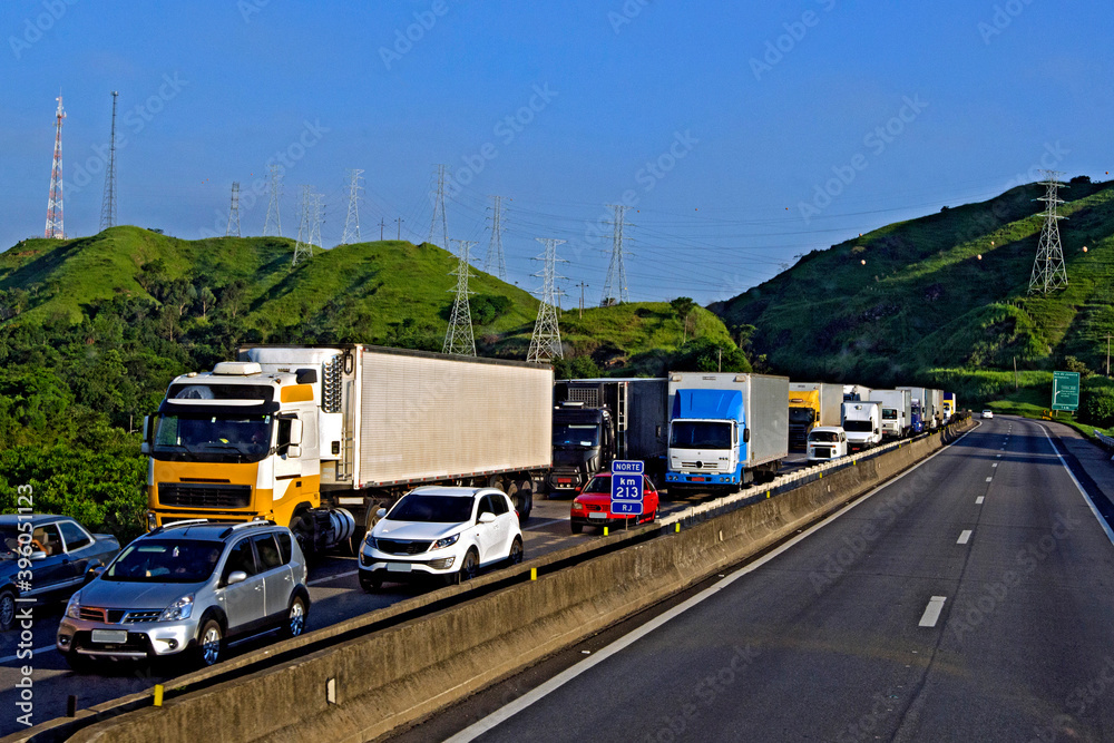 Transito congestionado na estrada. Rio de Janeiro. Brasil