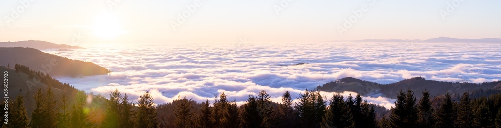 Fototapeta premium Sonnenuntergang Berge Gipfel mit Wolkendecke Panorama