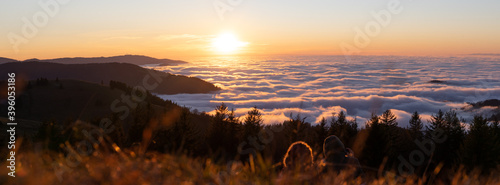 Panorama Sonnenuntergang anschauen Schwarzwald Gipfel mit Wolken