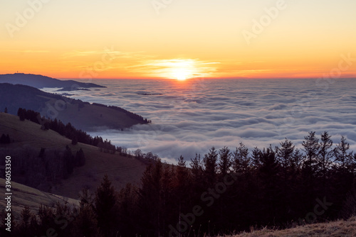 Panorama Sonnenuntergang anschauen Schwarzwald Gipfel mit Wolken