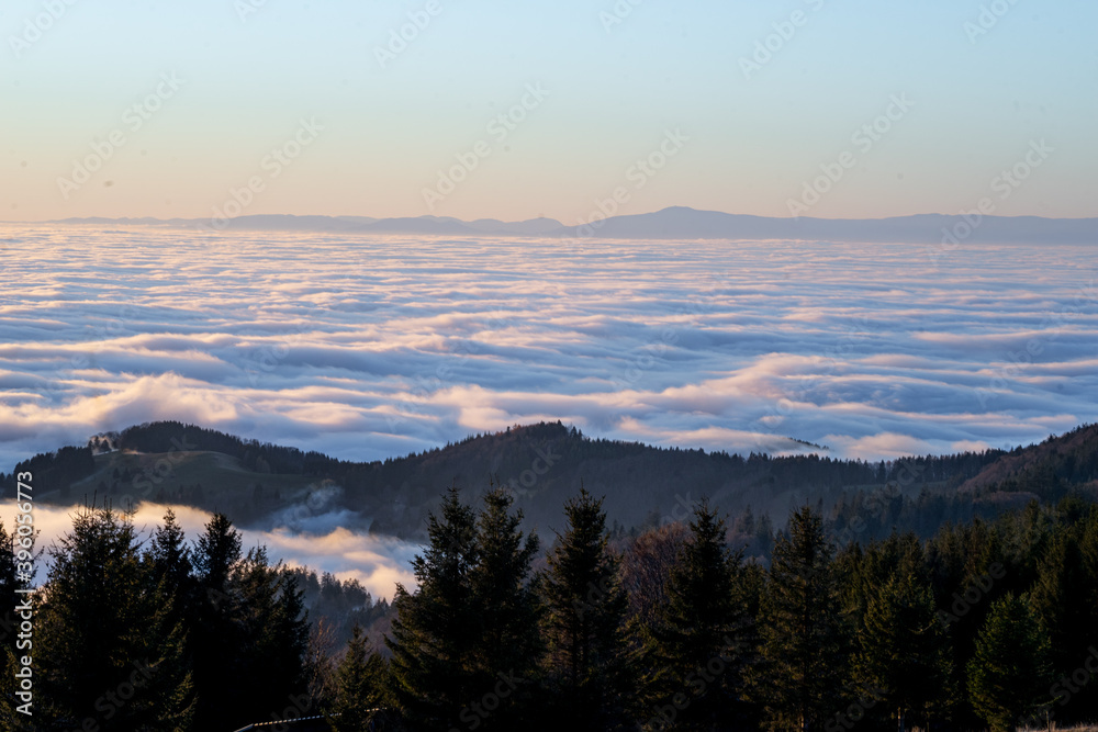 Wolkendecke mit Bergspitzen Schwarzwald