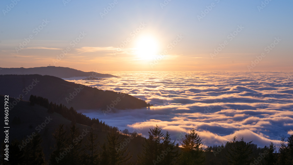 Sonnenaufgang im Schwarzwald vor Wolkendecke Panorama