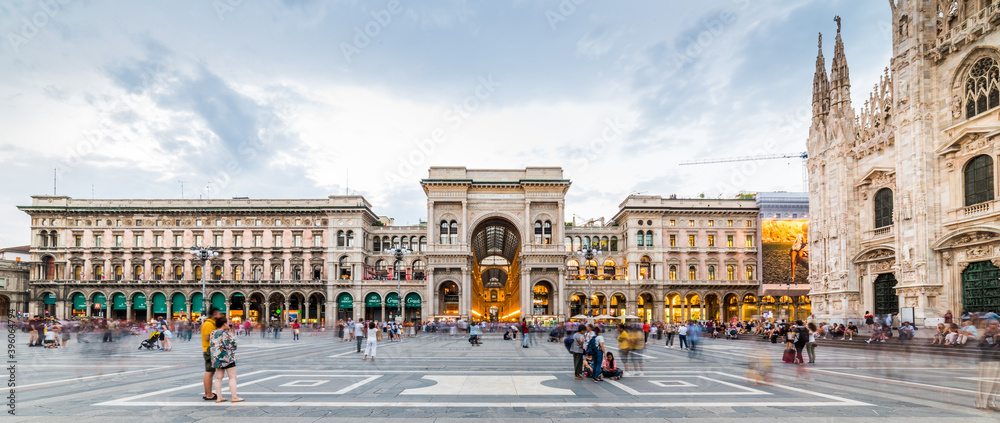 Fototapeta premium Duomo Square. Duomo di Milano Cathedral and Galleria Vittorio Emanuele II of panoramic view in Duomo Square. Milano, Italy.