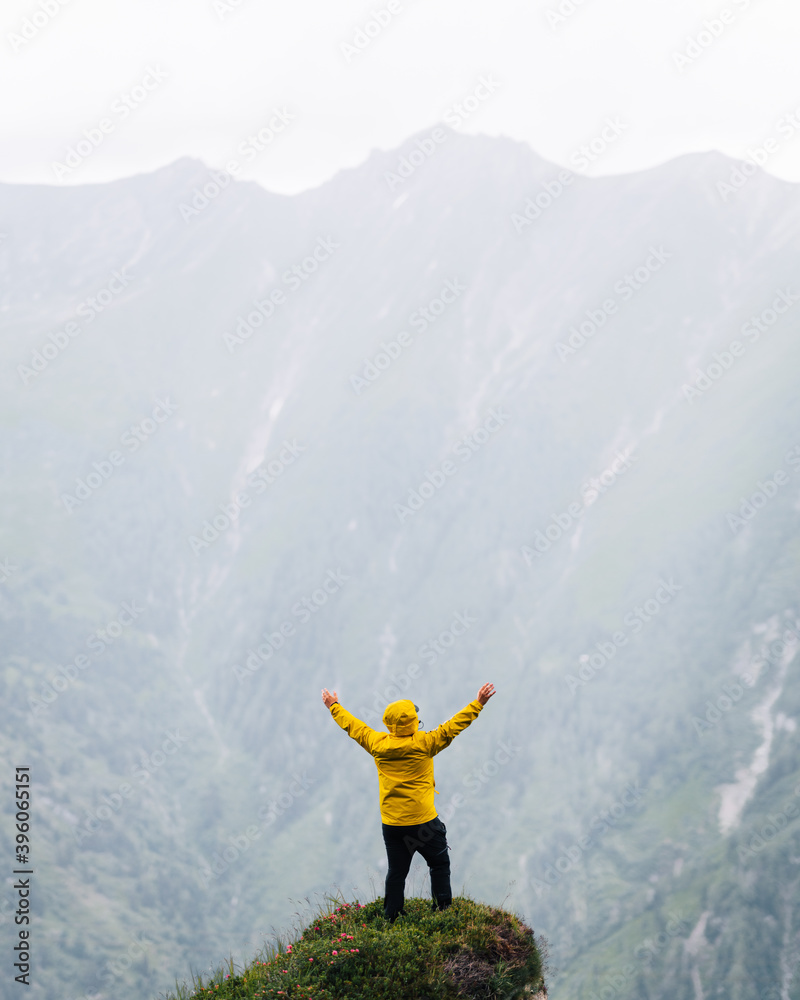 Obraz premium person on top of the mountain