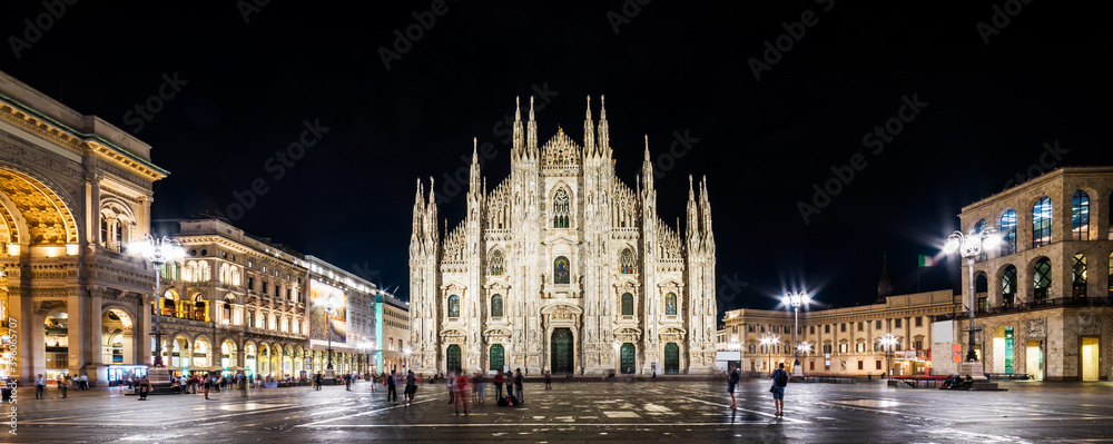 Obraz premium Duomo Square. Duomo di Milano Cathedral and Galleria Vittorio Emanuele II of panoramic view in Duomo Square. Milano, Italy.