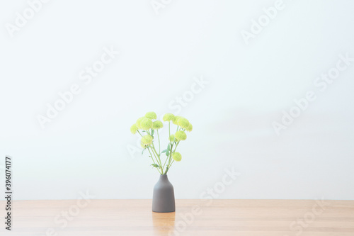 シンプルな机棚と卓上植物のスプレーマム