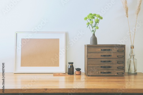 シンプルなインテリアの飾りと写真フレームのオブジェクトのレイアウト。卓上植物、パンパスグラス、菊。