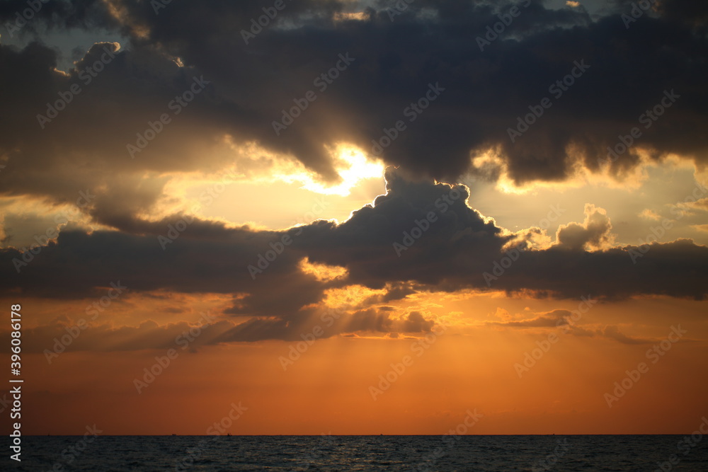 Fototapeta premium evening sky over the ocean overcast with thunderclouds sunset