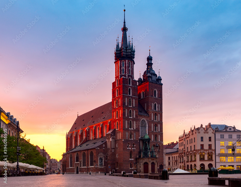 Fototapeta premium Krakow. St. Mary's Church and market square at dawn.