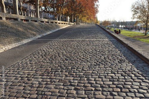 Le quai général Sarrail le long du fleuve Rhône à Lyon en automne, quai aménagé pour piétons et vélos, ville de Lyon, département du Rhône, France