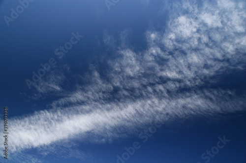 Tableau sur toile Cirros o nubes altas en cielo azul.