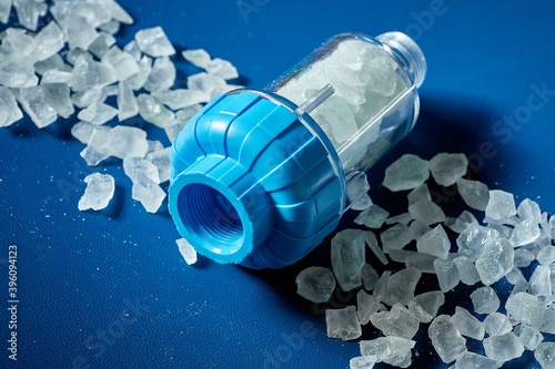 Billede på lærred water filter with a crumb of salt crystals on a blue background