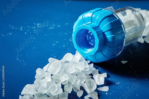 Cuadro en lienzo water filter with a crumb of salt crystals on a blue background