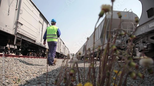 
The control chief controls the freight train that sets off from the logistics center.