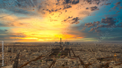 Obraz na płótnie Paris skyline with Eiffel Tower at sunset in Paris w salonie