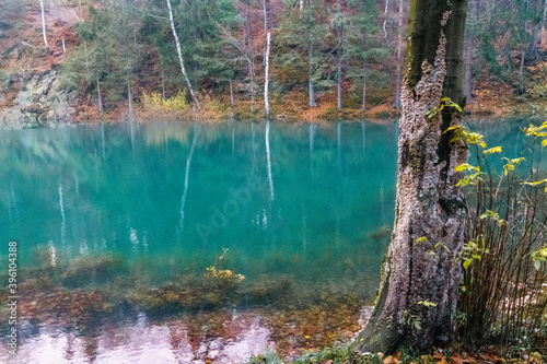 Fototapeta Naklejka Na Ścianę i Meble -  Nazwy oryginalne: Jeziorko Błękitne Jesień Odbicia w wodzie 4