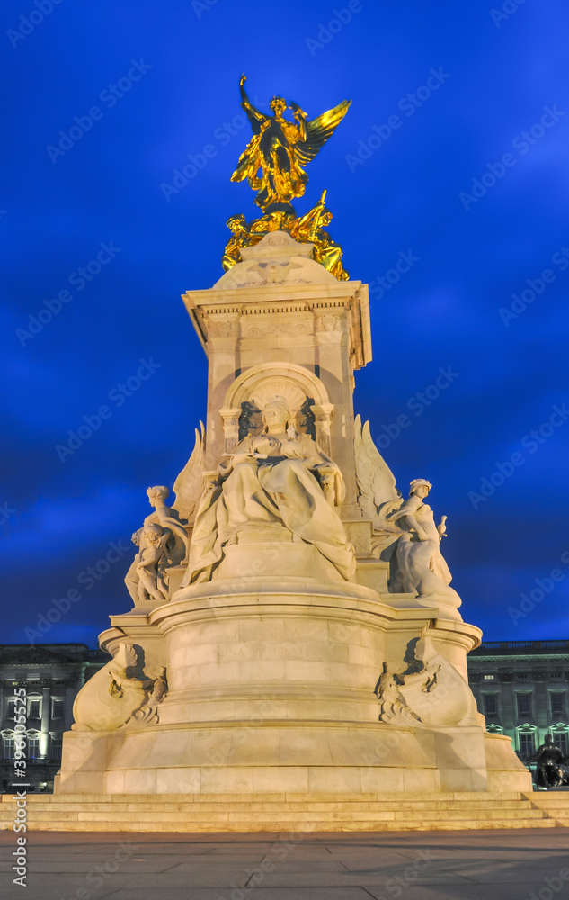 Queen Victoria memorial at Buckingham palace at night, London, UK Queen Victoria memorial at Buckingham palace at night, London, UK