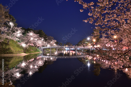 Obraz na płótnie 高田城址公園の夜桜 w salonie