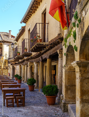 Plaza, calle y casas antiguas hechas de piedra medieval en el pueblo de Pedraza en Segovia