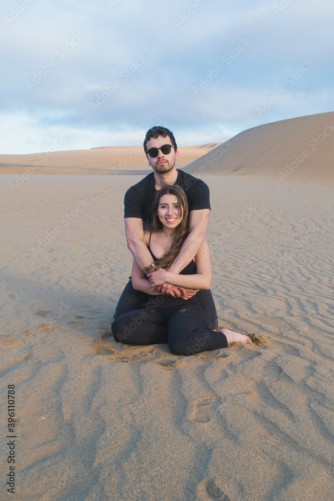 pareja feliz pasándolo bien en el desierto