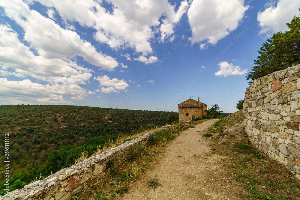 Campo con flores blancas y amarillas, cielo azul con nubes blancas en día soleado y castillo medieval al fondo.
Campo con flores blancas y amarillas, cielo azul con nubes blancas en día soleado y castillo medieval al fondo.