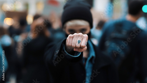 Tela Portrait of fighting young angry rebellion women on the demonstrations punching air with the fist
