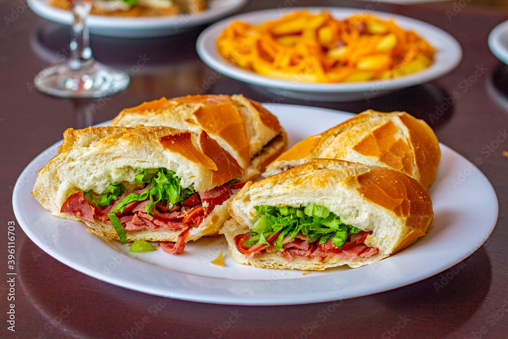 Sanduíche de mortadela