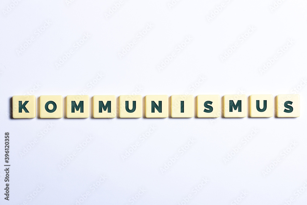 Kommunismus in Buchstaben auf weißem Hintergrund Kommunismus in Buchstaben auf weißem Hintergrund