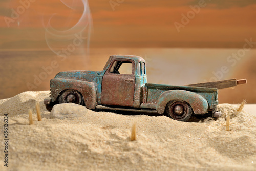 Photography camioneta de juguete envejecida en la playa
