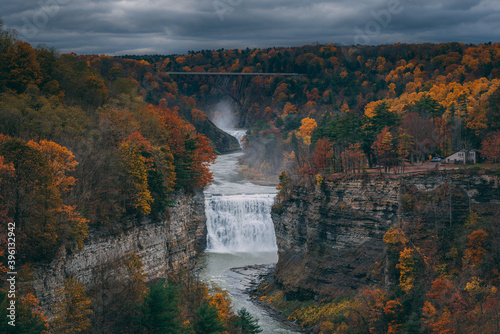 Obraz na płótnie Autumn view of the Genesee River and Middle Falls from Inspiration Point, in Letchworth State Park, New York w salonie