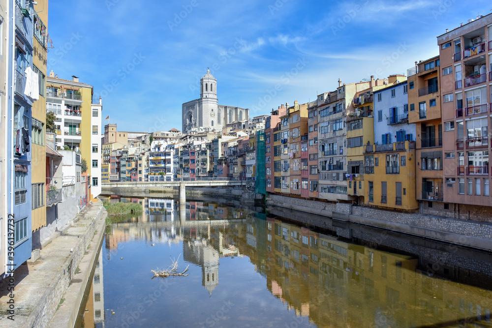 Río Onyar en la ciudad de Girona