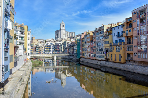 Río Onyar en la ciudad de Girona photo