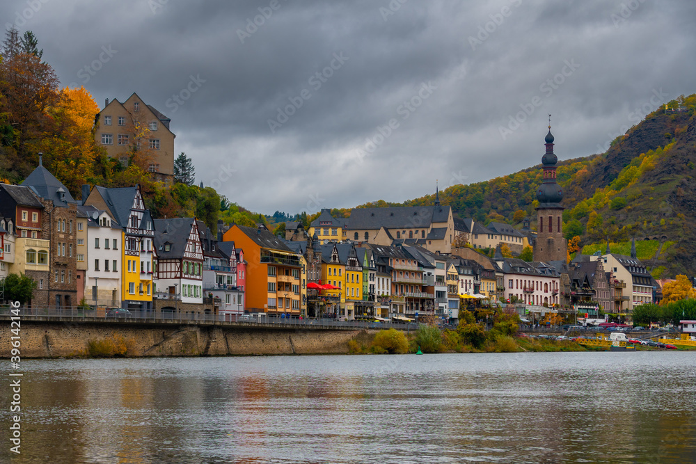 Obraz premium Cochem, eine Perle an der Mosel in Deutschland im Herbst 2020