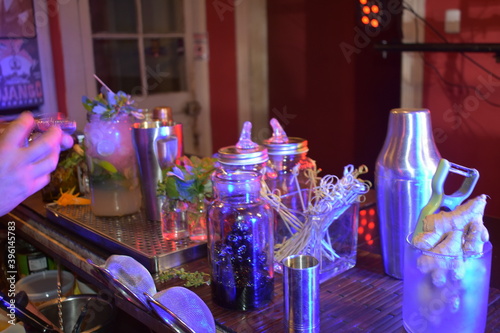 Mixología 
#bar #mixologia #alcohol#beber#lentes#mesa#cocktail