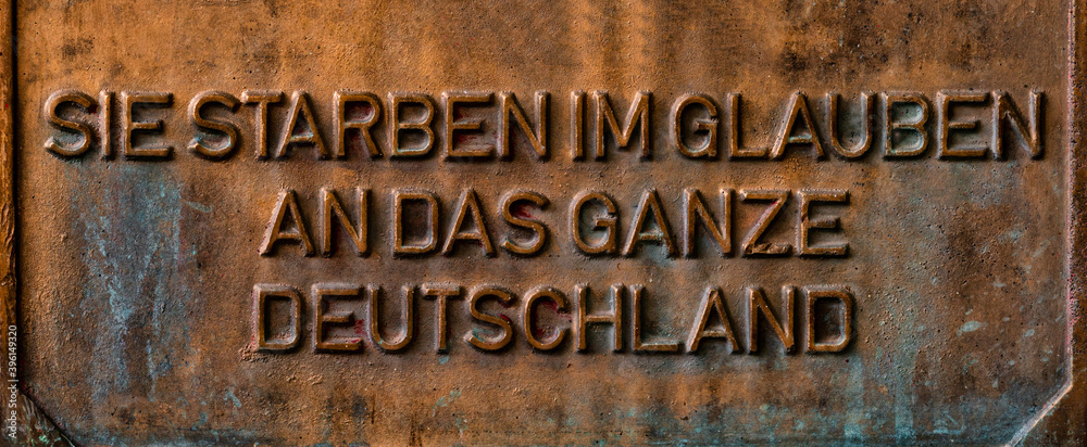 Geprägte Inschrift an einem Kriegerdenkmal Geprägte Inschrift an einem Kriegerdenkmal