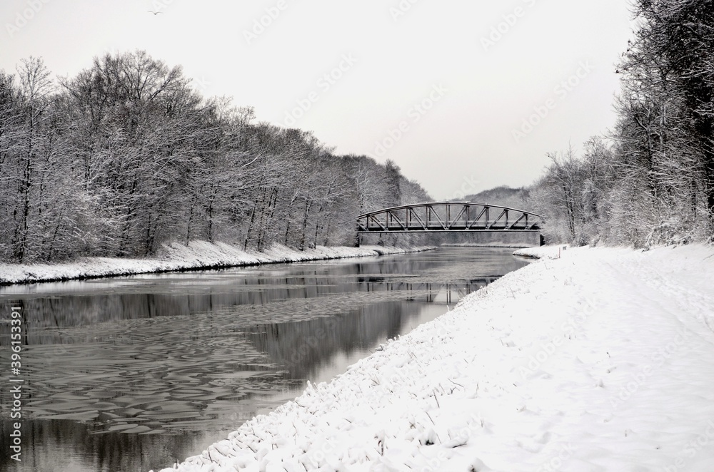 Fototapeta premium Winterlandschaft mit Brücke