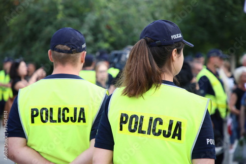 Policjantka w kamizelce odblaskowej.  photo