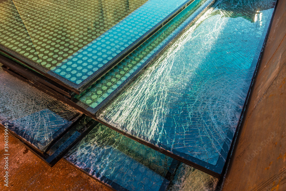 Obraz premium Flachglas im Wertstoff Container