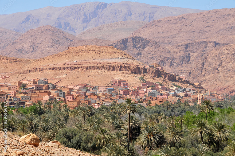 Paisaje con poblado en el sur de Marruecos