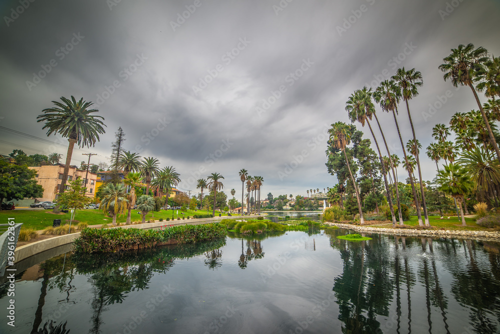 Obraz premium Echo Park lake in downtown Los Angeles under an overcast sk