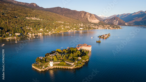Konstfotografi Vista aerea delle Isole Borromee sul lago Maggiore all'alba